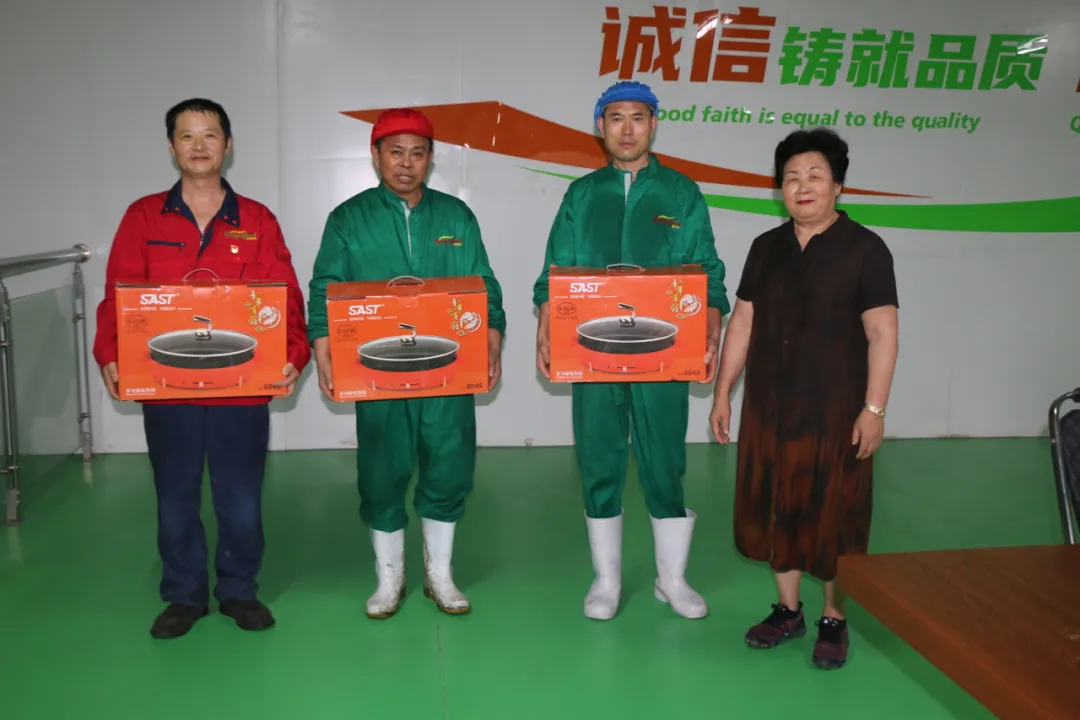 青岛赏金女王食品有限公司八一建军节慰问活动
