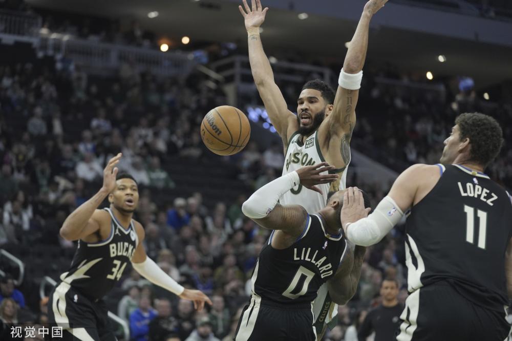 两人在场上 两人在场上